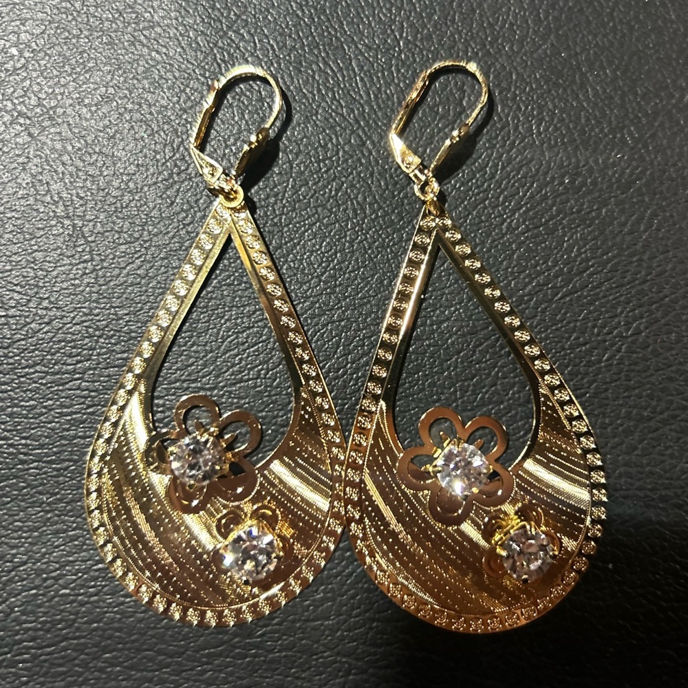 New Gold Teardrop Earrings – Crystal Flower Design | Lightweight & Elegant